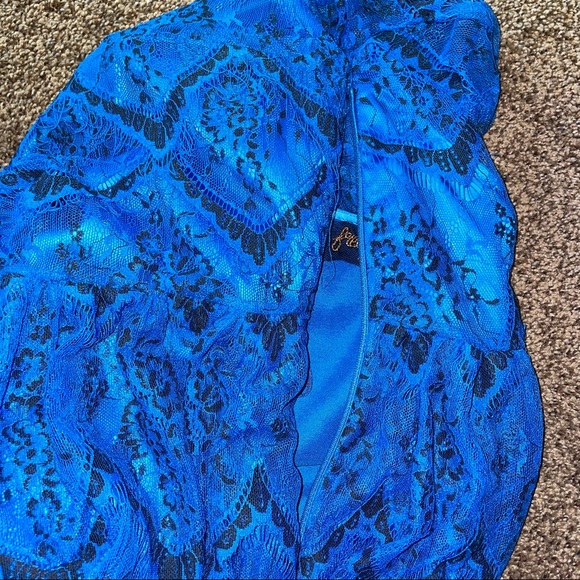 Women’s Dress - Picture 6 of 11